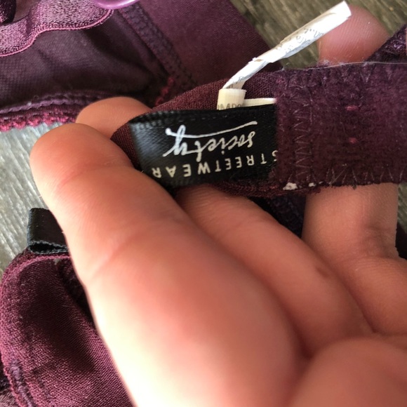 (Free over $30) lace bralette with floral details - Picture 4 of 4